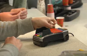 Pinnen in het buitenland peperduur geworden: ‘Dit vragen de ABN , Bunq, ING en Rabo pér transactie!’