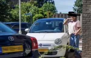 Buurman van ‘snelwegblokkeerster’ die altijd met auto naar A12 rijdt blokkeert haar oprit! Snelwegblokkeerster