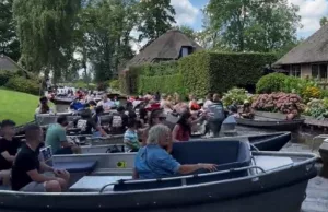 Hartje zomer een stukje varen in Giethoorn, het kan dus nóg drukker! Giethoorn