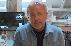 Gordon reageert op geruchten over John Heitinga en onthult nog véél meer wippies met bekende voetballers Gordon