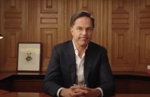 Daar is ‘ie dan, dé foto van Mark Rutte in zijn nakie op een boot: ‘Hele zorgelijke foto!’ Mark Rutte