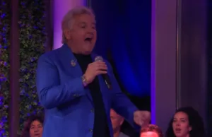 René Froger gaat compleet af tijdens liedje bij De Oranjezomer: ‘Zó vals als een kraai!’ René Froger