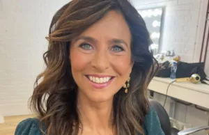 Onthullende foto van Sandra Schuurhof: ‘Dat is Sandra in een swingersparadijs!’ Sandra Schuurfhof