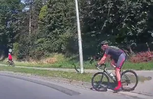 Wielrenner waant zich Koning van de weg en ziet automobilist over het oog op rotonde! Wielrenner