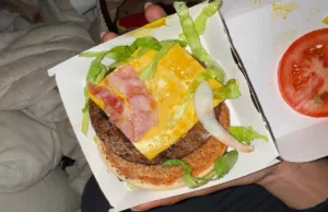Vegetariër woest nadat ze bacon op haar McPlant vindt: ‘Hele nacht gehuild!’ Vegetariër