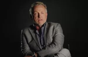 Gordon vraagt in zijn soap of iedereen wat liever kan zijn: ‘Tina Viswijf, Angela volgevreten sekreet!’ Gordon