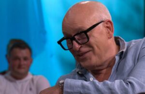 Jongedame in publiek vertelt dat René van der Gijp haar moeder ooit uit elkaar getrokken heeft! René van der Gijp