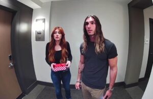 Gast stelt vriendin voor aan moeder en komt erachter dat het zijn nichtje is! Vriendin