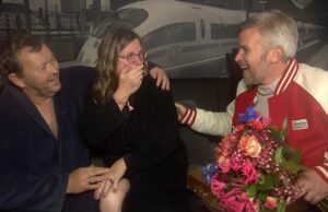 Scherpe kijkers Miljoenenjacht zien iets ‘bungelen’ onder badjas van thuiswinnaar! Miljoenenjacht