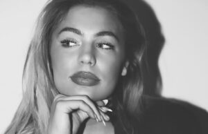 Jutta Leerdam zat gisteravond in een wel héél pikant pakje aan het Kerstdiner! Jutta Leerdam