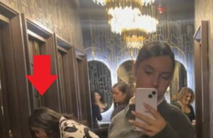 Jongedame doet even fitcheck bij de Kerstborrel, maar let op mevrouw op de achtergrond! Kerstborrel