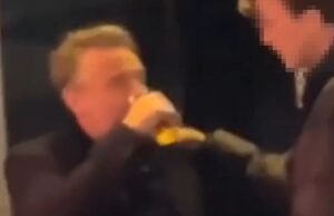 Beelden opgedoken van ‘stomdronken’ Tom Waes: ‘Hierna stapte hij in de auto!’ Tom Waes