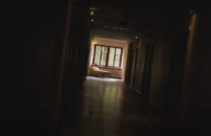 Durf jij nog een nachtje in het kasteel van Winter Vol Liefde-Adrienne te slapen na deze beelden? Winter Vol Liefde