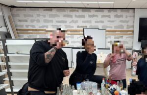 Foto van afsluitfeestje van personeel Blokker in Hellevoetsluis: ‘Die gaan geen nieuwe baan vinden!’ Blokker