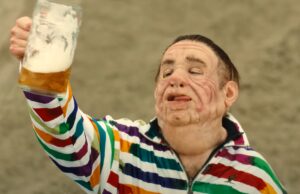 Zien we dat goed? Er zit tegenwoordig iemand anders achter het masker van Boer Harm!