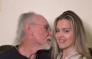 Jonge blondine date uitsluitend met mannen boven de 80 en haar filmpjes zijn nogal verontrustend! Oudere mannen