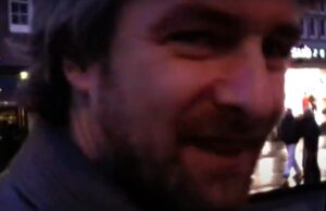 Beelden van woeste Victor Reinier opgedoken terwijl hij kunstenaar op straat aanvalt: ‘Au, au!!’ Victor Reinier