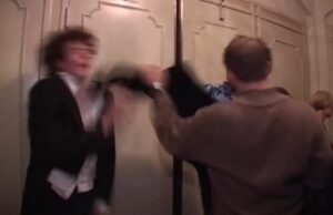 SBS toont beelden van Beau van Erven Dorens die student neermaait tijdens Boekenbal!