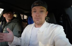 Oeps: Ook Enzo Knol laat per ongeluk zijn derde been aan de wereld zien!