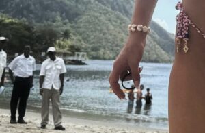 Foto van Jutta Leerdam op strand gaat viraal, kijk goed naar de 6 mannen achter Jutta!