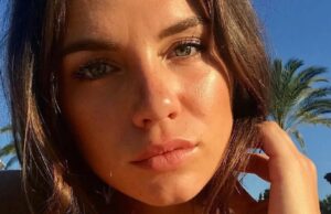 Oeps: Ook zangeres Maan plaatst ‘per ongeluk’ foto waar véél teveel te zien is in het spiegelbeeld!