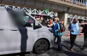 Bestelbusje rijdt dwars door groepje demonstranten van XR tijdens wegblokkade!