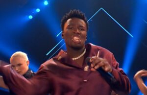 Beelden van optreden Claude op podium gaan wereldwijd viraal vanwege ‘Giga-valse stem!’ Claude