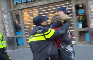 Demonstranten tijdens Dodenherdenking op De Dam snoeihard aangepakt!