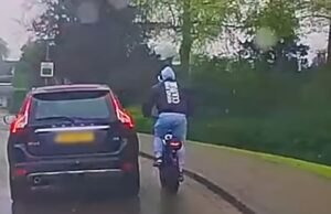 Dashcam filmt een Fatbiker die de verkeerde Volvo-rijder uitdaagt! Fatbiker