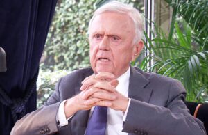 78-jarige Harry Mens heeft een nieuwe 38-jarige vriendin die doet alsof ze niet kan praten! Harry Mens