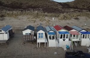 Strandhuisjes in Zeeuwse Dishoek bijna twéé keer duurder per vierkante meter dan Amsterdams huis! Strandhuisjes