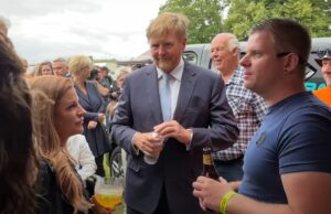 Willem Alexander verschijnt na NAVO-top op camping: ‘Doe je wijffie de groeten!’