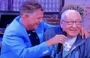 Meest ongemakkelijke beelden óóit: Wolter Kroes ‘dwingt’ Youp van ’t Hek tot zingen: ‘Ga weg, engerd!’