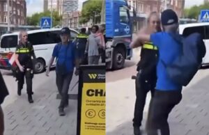 Agente deelt snoeiharde tik uit aan vent met een grote mond op straat