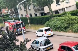 Auto gaat niet aan de kant voor brandweer met sirenes, brandweerman heeft schijt! Brandweer
