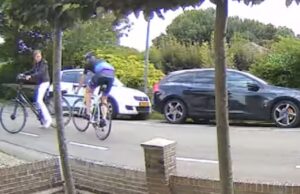 Wielrenner ziet meisje over het hoofd, wielrenner wordt boos!