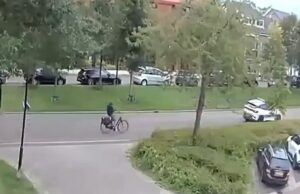 WhatsAppende fietser ziet BOA-auto niet, knalt op de auto en scheldt de BOA de huid vol!