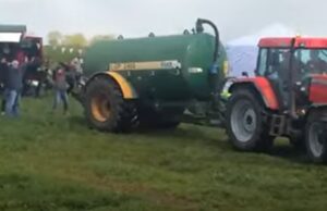 Demonstranten bezetten weiland van Nederlandse boer, boer spuit ze helemaal onder de vloeibare mest Demonstranten