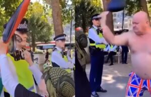 Activist irriteert agent door naast zijn oor op pan te slaan, vent in zwembroek is het zat en heeft ook een pan