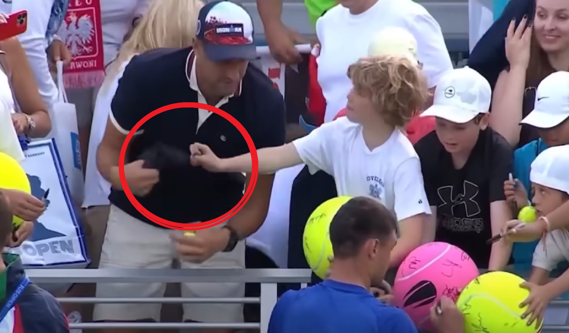 Poolse multimiljonair jat gesigneerd petje voor kindje, tennisser Kamil ...