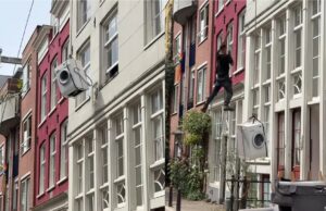 Wasmachine verhuizen in Amsterdam, gast blijkt iets te licht om de wasmachine te laten zakken