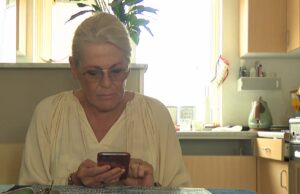 Geniaal: Wendy lokt WhatsApp-oplichter naar haar huis waar hij in de kraag gegrepen wordt! WhatsApp-oplichter