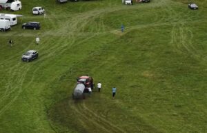 Illegaal bivakkerende zigeuners op Frans weiland doen aanklacht tegen boer die ze verdreven heeft met mest