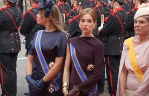 Prinses Alexia op heterdaad betrapt in de koets tijdens Prinsjesdag: ‘Het zal toch niet!?’