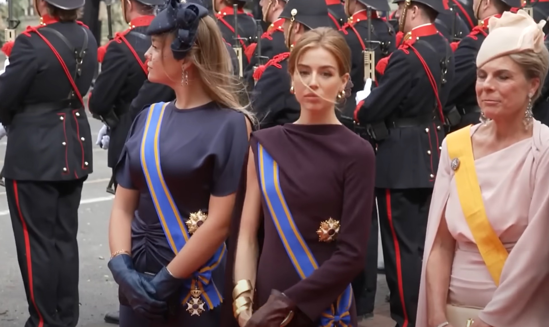 Prinses Alexia op heterdaad betrapt in de koets tijdens Prinsjesdag