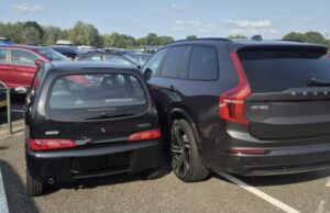 Parkeerkunsten van Fiat naast grote Volvo op parkeerterrein van de Efteling zorgt voor ophef