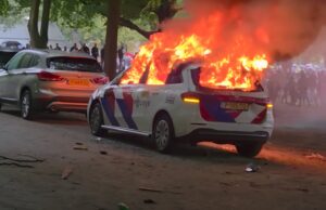 Kenteken van brandende politiewagen op Malieveld voer voor complotdenkers