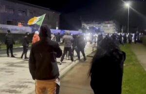 Meer beelden van de gigantische groep die een ASZ in Dublin bestormen vanwege misbruik 10-jarig meisje