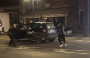 Schokkende beelden uit Italië: Man rent met mes op agent af maar kan het niet navertellen