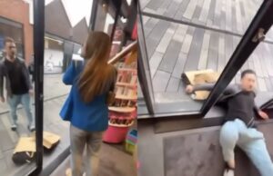 Kansenparel wordt Jamin uitgestuurd, wil jongedame trappen maar gaat ongenadig op zijn plaat